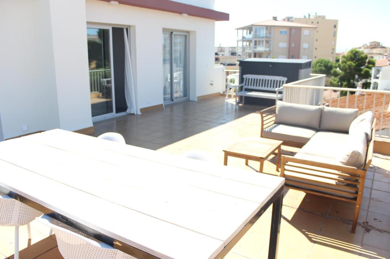 Beautiful Loft, Huge Sunny Terrace, View Over The Beach And Sea Roses Kültér fotó