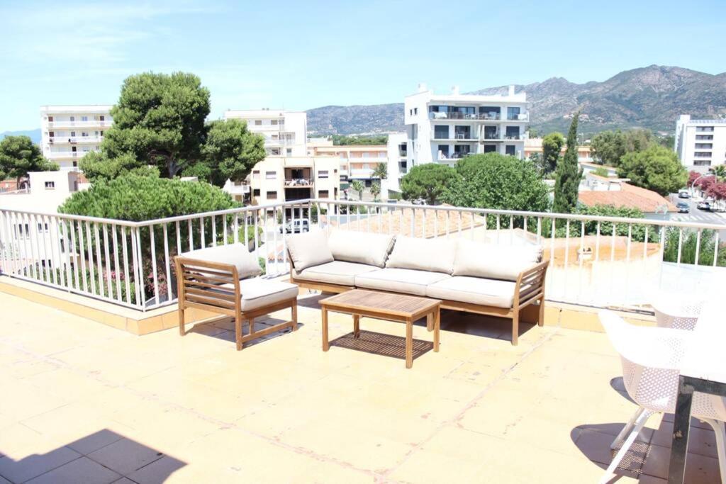 Beautiful Loft, Huge Sunny Terrace, View Over The Beach And Sea Roses Kültér fotó