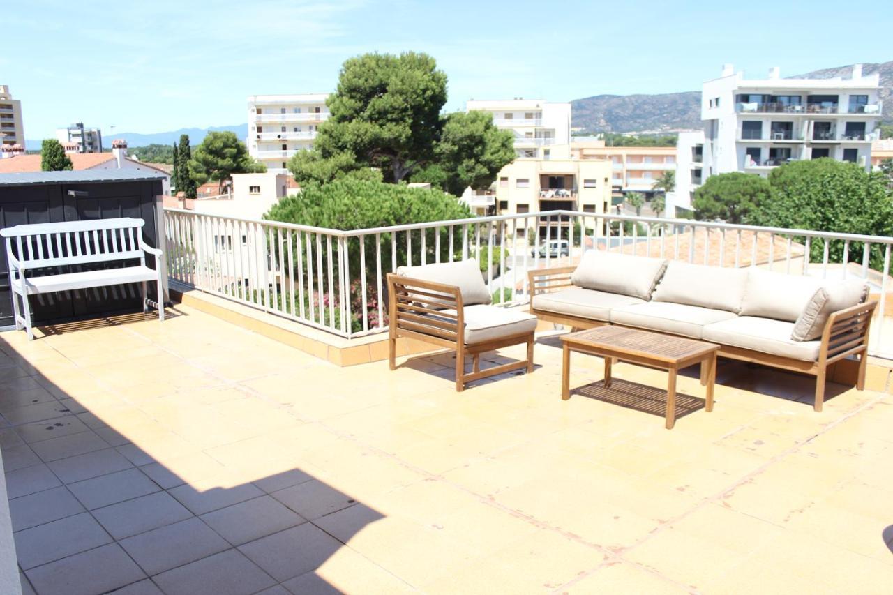 Beautiful Loft, Huge Sunny Terrace, View Over The Beach And Sea Roses Kültér fotó