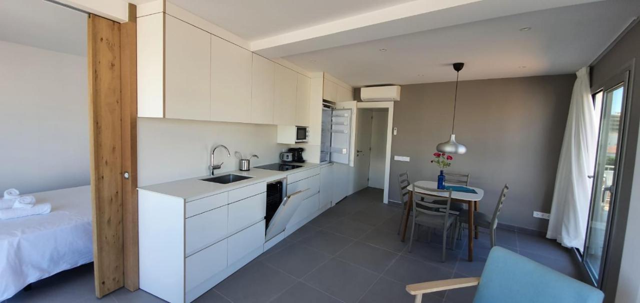 Beautiful Loft, Huge Sunny Terrace, View Over The Beach And Sea Roses Kültér fotó