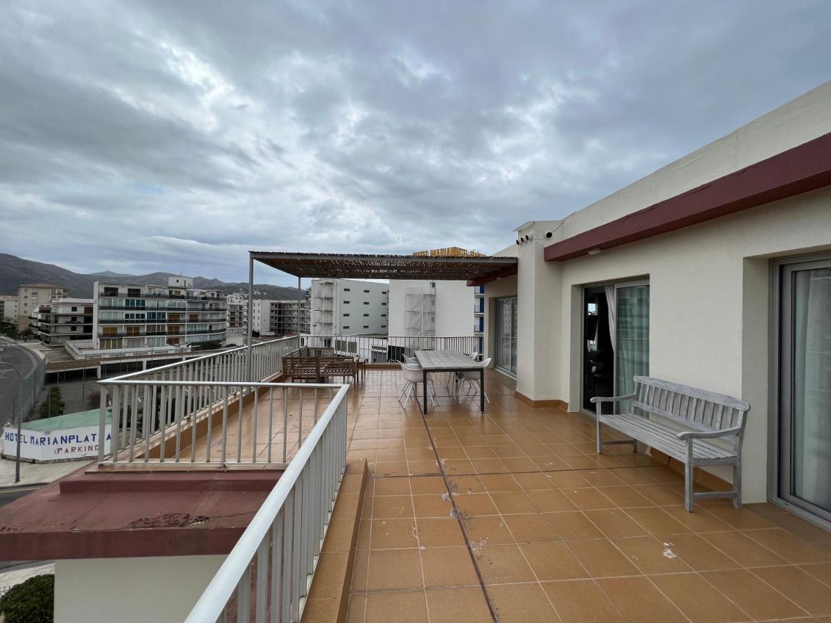 Beautiful Loft, Huge Sunny Terrace, View Over The Beach And Sea Roses Kültér fotó